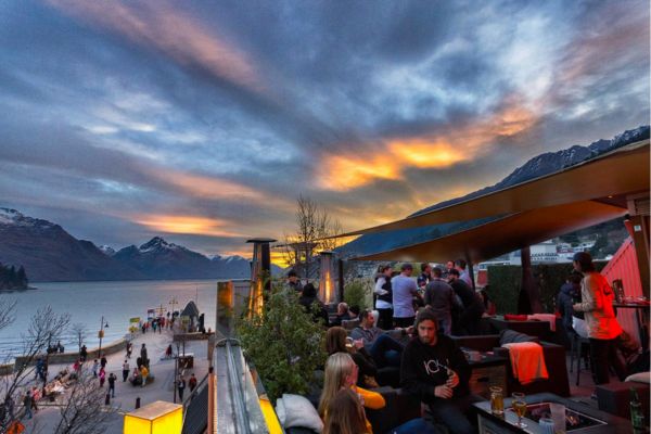 sundeck-rooftop-bars-queenstown-wicked-stag