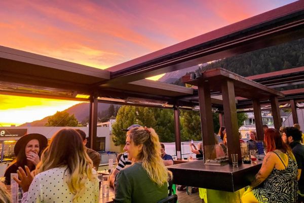 surreal-bar-restaurant-rooftop-bars-queenstown-wicked-stag